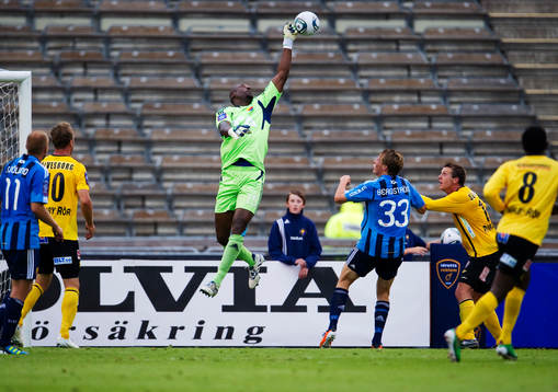 Pa Dembo Touray, målvakt, Djurgården, boxar bort bollen