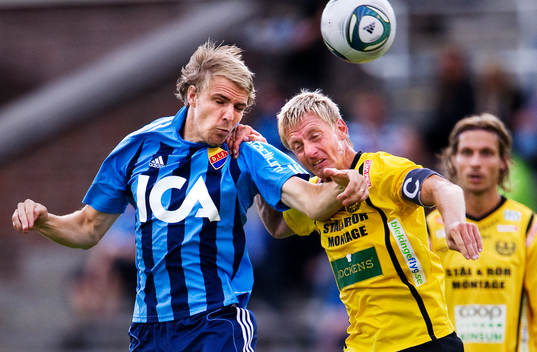 Johan Oremo, Djurgården, vinner en nickduell mot Patrik