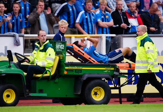 Christer Youssef, Djurgården, förs ut skadad. Skada, bår
