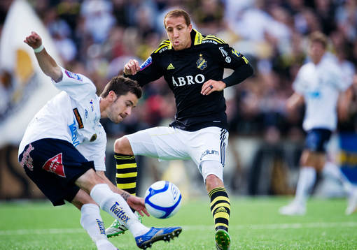 Kenny Pavey, AIK, försöker stoppa bollen