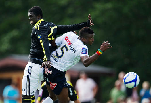 Kwame Karikari, AIK, i luftduell mot Zakaria Abdullai, Gefle