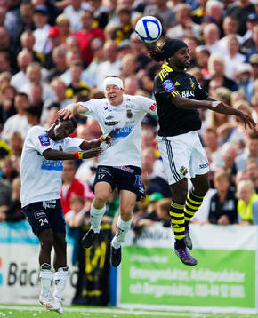 Yussif Chibsah och Jonas Lantto, Gefle, i nickduell med