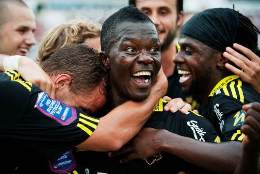 Robert Åhman Persson och Martin Mutumba kramar om Ibrahim