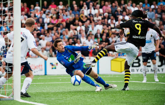 Martin Mutumba, AIK, oroar framför Mattias Hugosson,