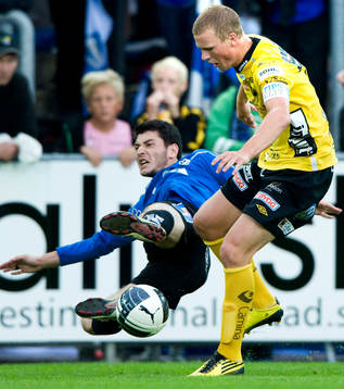 Anel Raskaj, Halmstad, tacklas av Oscar Hiljemark. Elfsborg