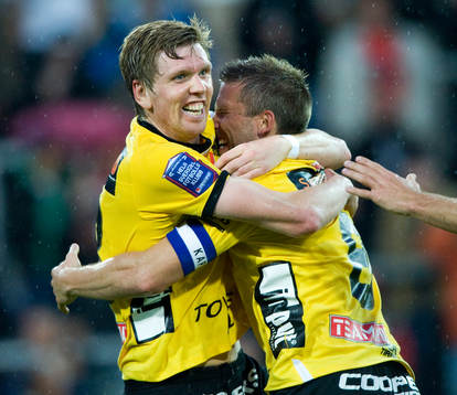1-2 David Elm, som grattas av Anders Svensson, jubel,