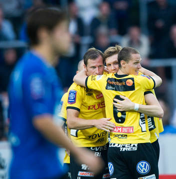 1-1 David Elm, Elfsborg, som grattas. Jubel, glädje