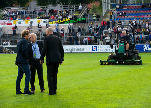 Matchen försenad, gräset för långt, Vaktmästaren