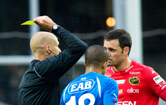 Dubbelvarning, domare Michael Lerjéus ger gult kort till
