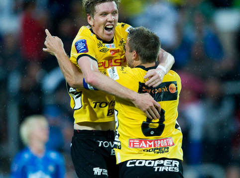 1-2 David Elm, som grattas av Anders Svensson,  jubel,