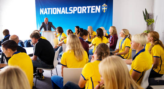 Lars-Åke Lagrell håller tal för tjejerna