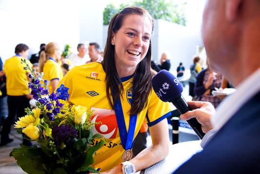 Lotta Schelin blir intervjuad av SVT