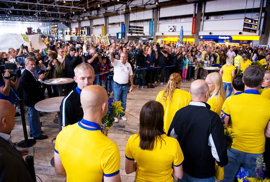 Press och supportrar tar emot damerna på Landvetter