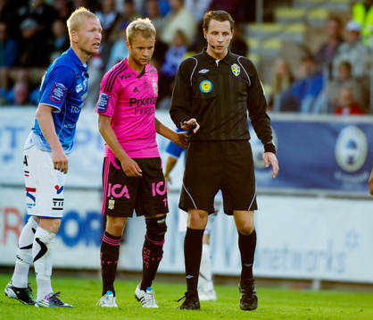 Andreas Ekberg, domare styr upp en situation