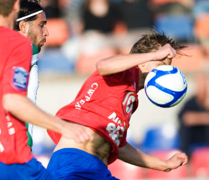 Hands, bollen tar på Månz Karlsson, Öster, kan Sinan