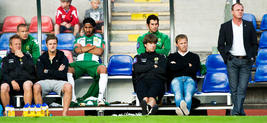 Hammarbys bänk, avbytare, ledare och längst till höger,