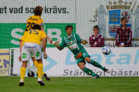 Marcus Översjö, Falkenberg, gör 0-2 på straff. Målvakt