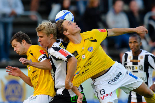 Kristoffer Englén, Landskrona, blir dragen i tröjan. Nick