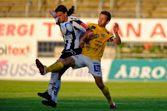David Svensson, Falkenberg, trycker till Christoffer Tapper