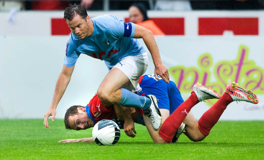 Alexander Gerndt, Helsingborg, trycks ner av Daniel