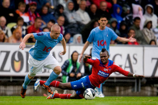 Daniel Larsson,  Malmö FF, fäller May Mahlangu,