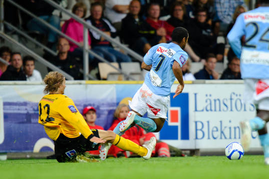 Tobias Grahn, Mjällby, fäller James Frempong, Gefle, och