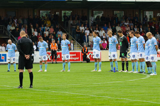 Det hölls en tyst minut innan matchens början med tanke