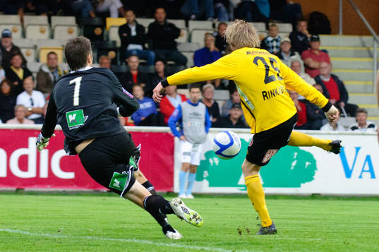 Anton Dahlström, Mjällby, gör 5-1, bakom Mattias
