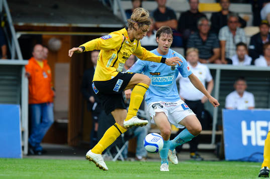Tobias Grahn, Mjällby, tar ner bollen