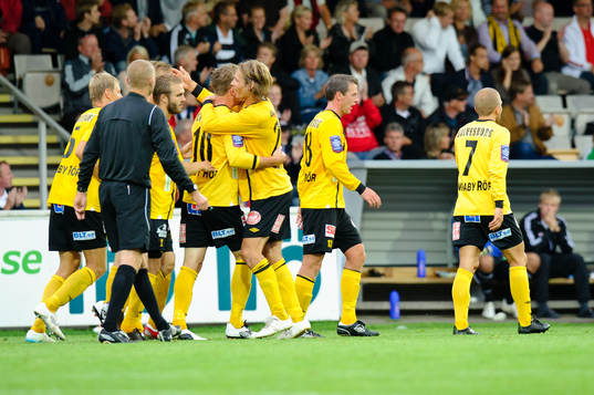 Marcus Ekenberg, Mjällby, blir omkramad av Tobias Grahn,