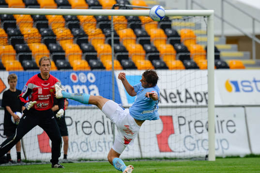Mikael Dahlberg, Gefle, avslutar mot Mattias Asper,