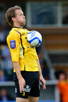 Joakim Lantz, tar ner bollen på bröstet