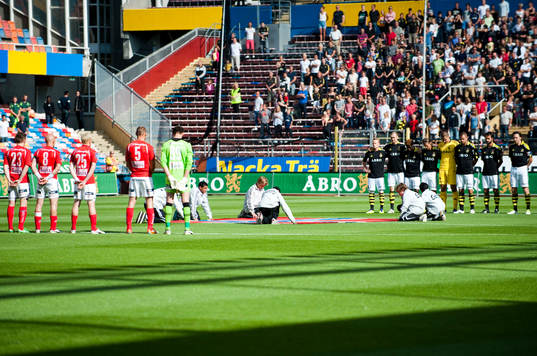 Innan match hölls en tyst minut för offren i terrordåden