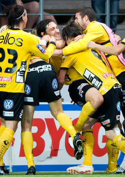 2-1,  Stefan Ishizaki, Elfsborg, som grattas. Jubel, glädje