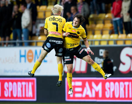 Slutsignal, målskytten Stefan Ishizaki jublar ikapp med