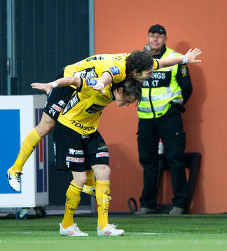 2-1,  Stefan Ishizaki, Elfsborg, tackar Lasse Nilsson för