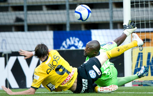 Pa Dembo Touray, Djurgården, boxar undan framför Lasse
