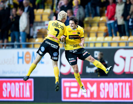 Matchhjälten Stefan Ishizaki firar med Johan Larsson.