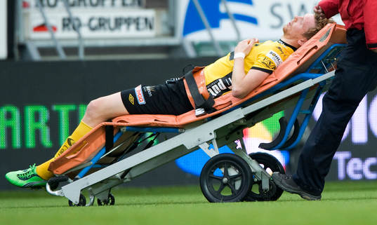 David Elm, Elfsborg, skadade sig och utgick. Skada, bår
