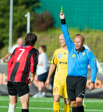 Mattias Nyman, domare ger Gabriel Petrovic, Brommapojkarna