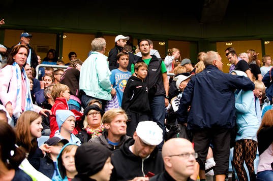 Barnfamiljer lämnar arenan