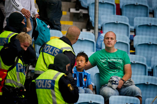 På djurgårdens läktare sitter en pojke med sin pappa och