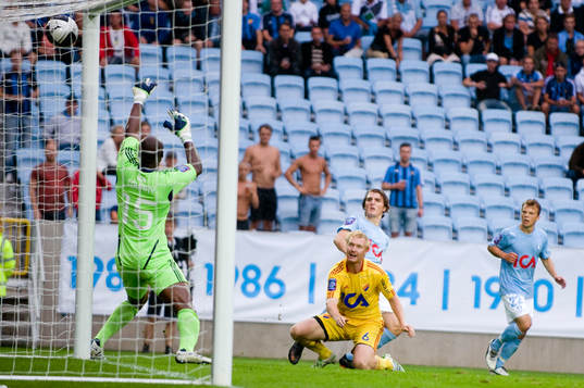 Dardan Rexhepi, Malmö FF gör mål på Pa Dembo Touray,