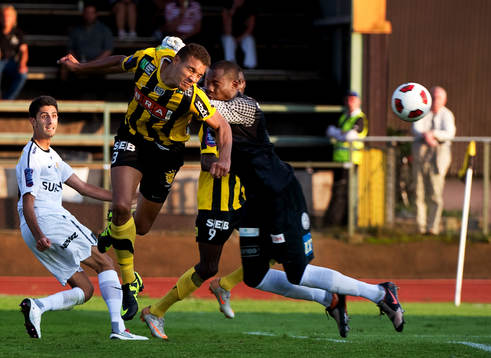 Mathias Ranégie, Häcken, och Dwayne Miller, målvakt