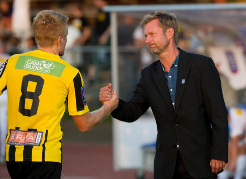 Peter Gerhardsson, tränare Häcken, tackar Josef Elvby