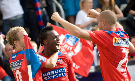 2-0 May Mahlangu, Helsingborg, jubel - och grattas av Erik