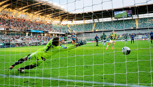 Mervan Celik, GAIS, gör 2-1 på straff bakom Karl-Johan