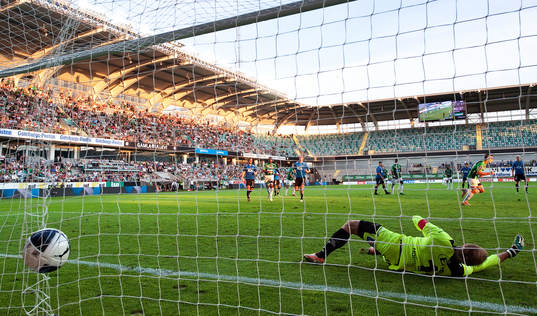 Mervan Celik, GAIS, sätter 2-1 på straff bakom Karl-Johan