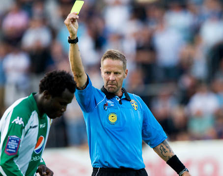 Varning, Lars Olsson, domare, ger gult kort (varning) till