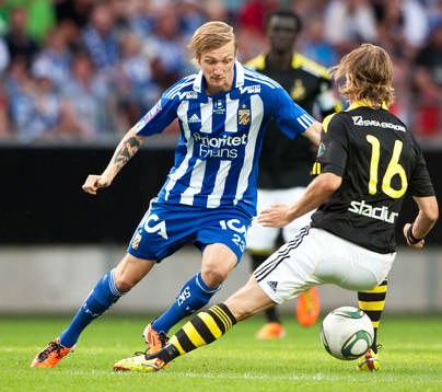 Sebastian Eriksson, AIK, gör tunnel på Martin Lorentzson,